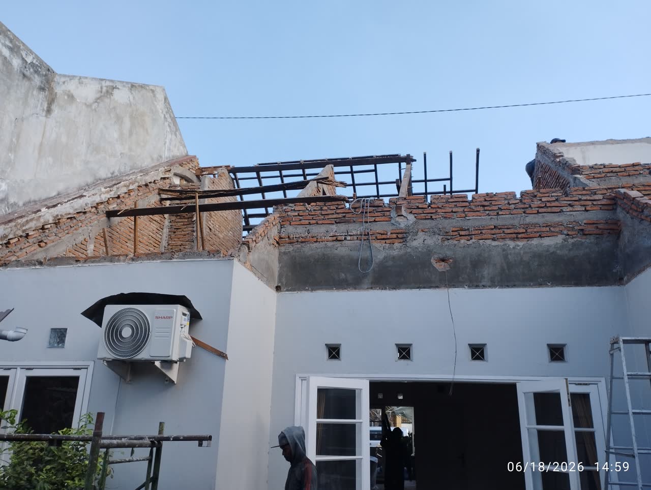 Atap rumah dengan rangka kayu lama saat dibongkar