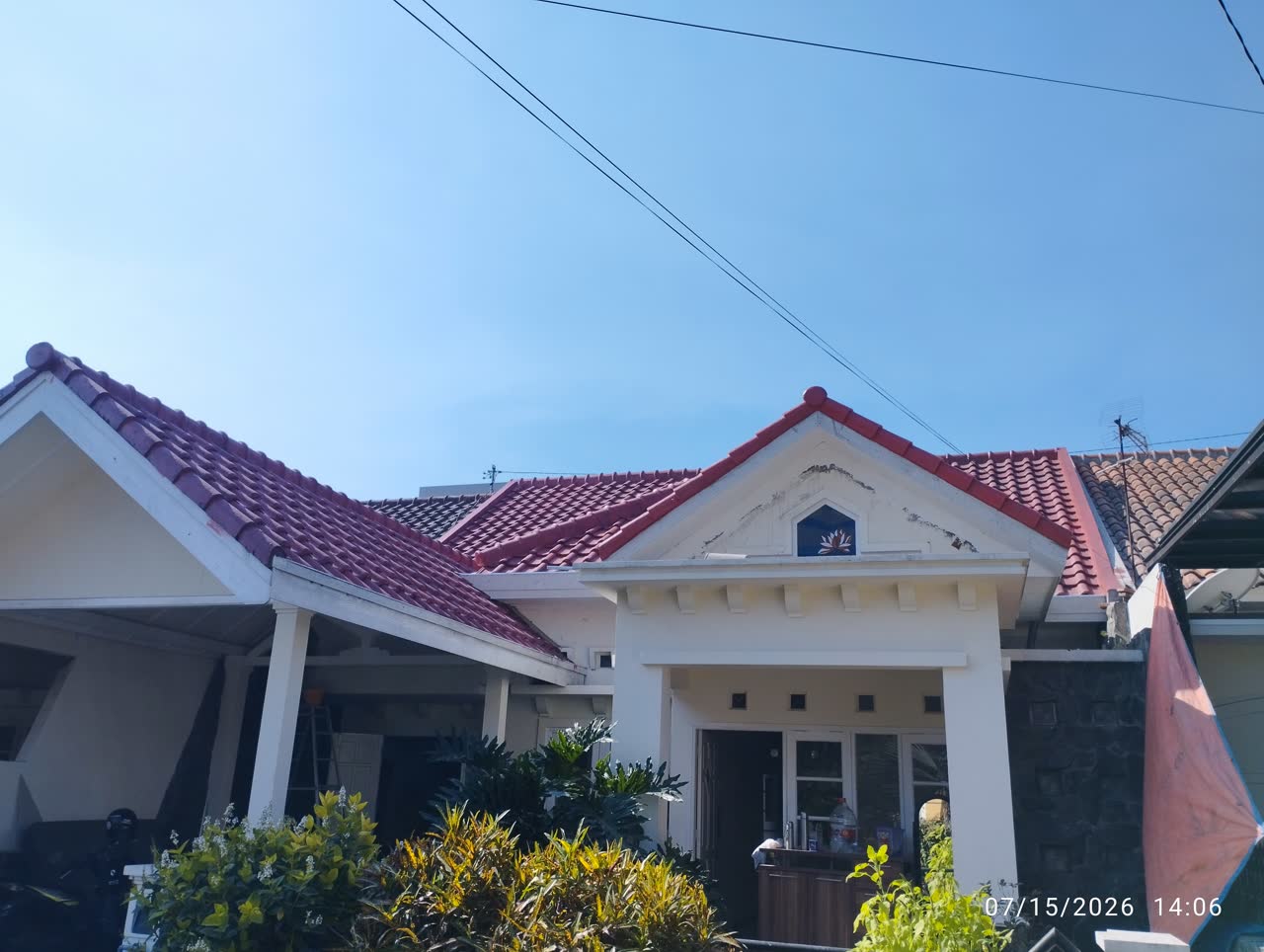 Genteng terpasang dan dicat