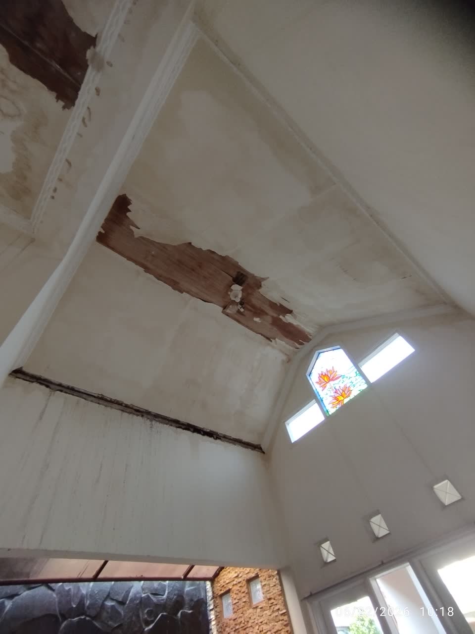 Plafon rusak dan bocor sebelum renovasi