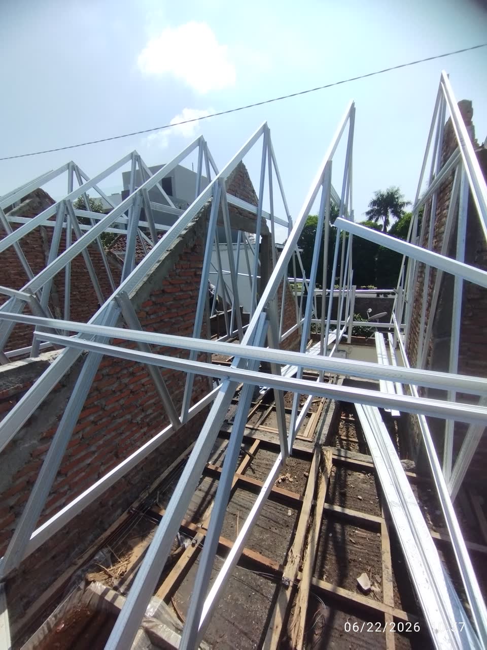 Rangka atap galvalum baru terpasang